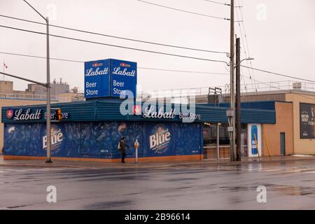 Die Labatt Brewery in London, Kanada, gab vor kurzem bekannt, dass die Produktion während der COVID19-Pandemie von Bier auf Händededesinfektionsmittel verlagert wird. Stockfoto