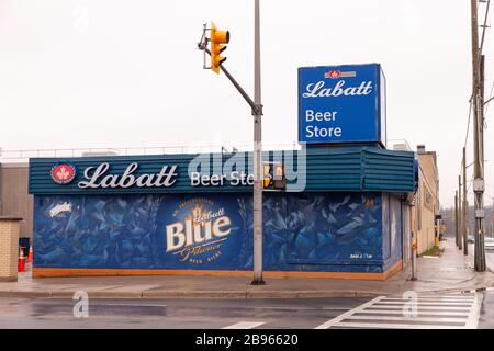 Die Labatt Brewery in London, Kanada, gab vor kurzem bekannt, dass die Produktion während der COVID19-Pandemie von Bier auf Händededesinfektionsmittel verlagert wird. Stockfoto