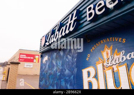 Die Labatt Brewery in London, Kanada, gab vor kurzem bekannt, dass die Produktion während der COVID19-Pandemie von Bier auf Händededesinfektionsmittel verlagert wird. Stockfoto