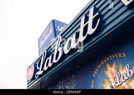 Die Labatt Brewery in London, Kanada, gab vor kurzem bekannt, dass die Produktion während der COVID19-Pandemie von Bier auf Händededesinfektionsmittel verlagert wird. Stockfoto