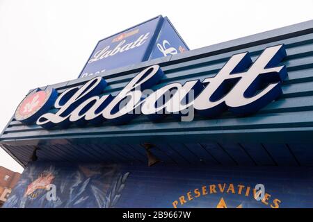 Die Labatt Brewery in London, Kanada, gab vor kurzem bekannt, dass die Produktion während der COVID19-Pandemie von Bier auf Händededesinfektionsmittel verlagert wird. Stockfoto