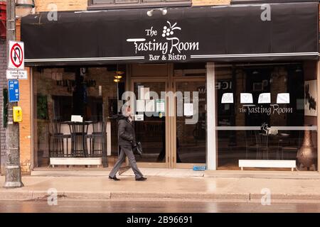 Zwei beliebte Restaurants in London Ontario Kanada schlossen aufgrund einer COVID-19-Pandemie, in einem Fenster ein handgeschlagenes Zeichen, das die Liebe zur Stadt zum Ausdruck brachte. Stockfoto