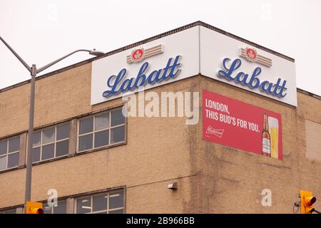 Die Labatt Brewery in London, Kanada, gab vor kurzem bekannt, dass die Produktion während der COVID19-Pandemie von Bier auf Händededesinfektionsmittel verlagert wird. Stockfoto