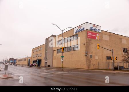 Die Labatt Brewery in London, Kanada, gab vor kurzem bekannt, dass die Produktion während der COVID19-Pandemie von Bier auf Händededesinfektionsmittel verlagert wird. Stockfoto