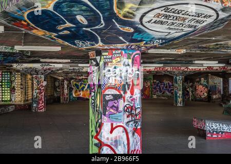 London, England, Großbritannien - 23. März 2020: Desertierter Skatepark an der South Bank, London unter Sperrstellung während des Corona-Virus-Covid-19-Ausbruchs. Stockfoto