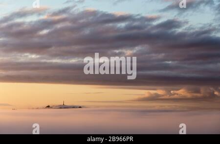 One Tree Hill (Maungakiekie), umgeben von Nebel am frühen Morgen, wie er vom Mount Albert, Auckland aus gesehen wird Stockfoto