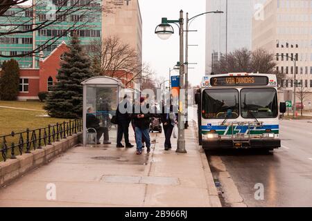 Passagiere steigen während der COVID-19-Pandemie in London, Ontario, Kanada in einen öffentlichen Transitbus. Stockfoto