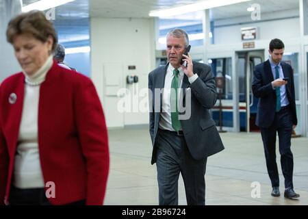 Washington, DC, USA. März 2020. US-Senator Dan Sullivan (Republikaner Alaskas) läuft während einer Kloturabstimmung über ein Coronavirus Stimulus Package im United States Capitol in Washington, DC, USA, am Montag, 23. März 2020 durch die Senate Subway. Kredit: Stefani Reynolds/CNP weltweite Nutzung Credit: Dpa / Alamy Live News Stockfoto