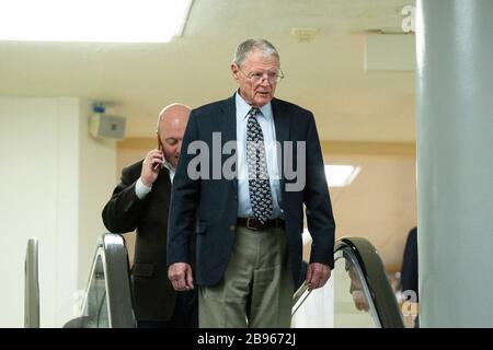 Washington, DC, USA. März 2020. US-Senator Jim Inhofe (Republikaner von Oklahoma) läuft während einer Cloture Abstimmung über ein Coronavirus Stimulus Package im United States Capitol in Washington, DC, USA, am Montag, 23. März 2020 durch die Senate Subway. Kredit: Stefani Reynolds/CNP weltweite Nutzung Credit: Dpa / Alamy Live News Stockfoto