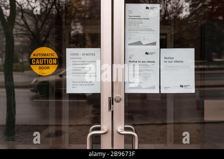 Hinweise an den Türen einer Bankfiliale in der Innenstadt von London, Ontario, Kanada informieren Kunden, dass die Filiale aufgrund einer COVID19-Pandemie geschlossen ist. Stockfoto