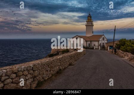 Der Leuchtturm in Cala Rajada auf Mallorca Stockfoto