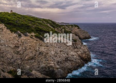 Steilküste an der Cala Rajada auf Mallorca Stockfoto