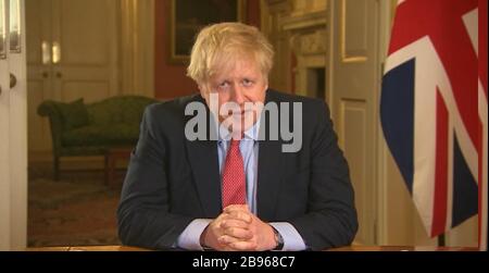 Screens-Grab von Premierminister Boris Johnson spricht die Nation von 10 Downing Street, London an, als er das Vereinigte Königreich auf Lockdown setzte, während die Regierung versucht, die Ausbreitung von Coronavirus zu stoppen (COVID-19). Stockfoto