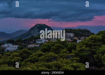 Sonnenuntergang über Cala Rajada auf Mallorca Stockfoto