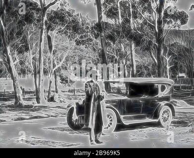 Foto - von Jack Walton, Grampians, Victoria, ca. 1920er bis 1930er Jahre, Mann vor einem Motorwagen stehend, von Gibon neu vorgestellt, Design von warmem, fröhlichem Leuchten von Helligkeit und Lichtstrahlen. Klassische Kunst mit moderner Note neu erfunden. Fotografie, inspiriert vom Futurismus, die dynamische Energie moderner Technologie, Bewegung, Geschwindigkeit und Kultur revolutionieren. Stockfoto