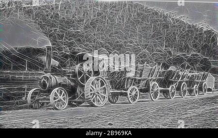 Negativ - Mount Warrenheip, Victoria, ca. 1900, Dampftraktionsmaschine Fowler auf der Straße am Mount Warrenheip vorbei, mit einem Waggonzug mit drei Ladungen Holzbergwerk und einem Wohnwagen hinten., von Gibon neu vorgestellt, Design von warmem, fröhlichem Leuchten von Helligkeit und Lichtstrahlen. Klassische Kunst mit moderner Note neu erfunden. Fotografie, inspiriert vom Futurismus, die dynamische Energie moderner Technologie, Bewegung, Geschwindigkeit und Kultur revolutionieren. Stockfoto