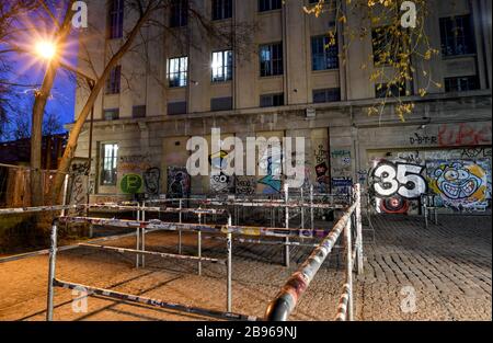 Berlin, Deutschland. März 2020. Der verlassene Eingangsbereich zum Club Berghain. Der Techno-Club ist wegen des Versammlungsverbots wegen der Ausbreitung des Coronavirus geschlossen. Credit: Britta Pedersen / dpa-Zentralbild / dpa / Alamy Live News Stockfoto