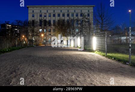 Berlin, Deutschland. März 2020. Der verlassene Eingangsbereich zum Club Berghain. Der Techno-Club ist wegen des Versammlungsverbots wegen der Ausbreitung des Coronavirus geschlossen. Credit: Britta Pedersen / dpa-Zentralbild / dpa / Alamy Live News Stockfoto