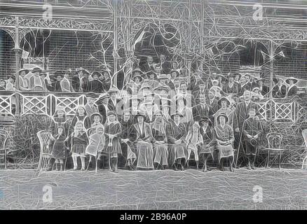 Negativ - große Gruppe auf der Veranda & vor dem Elaine Coursing Club, Elaine, Victoria, um 1925, EINE große Gruppe von Menschen auf der Veranda und vor dem Elaine Coursing Club Gebäude. Die Veranda hat schmiedeeiserne Spitze Arbeit, und es gibt eine Pflanze wächst um diese. Das Haus besteht aus Ziegeln, und zwei große Fenster können auf beiden Seiten der großen Tür gesehen werden. Viele der Menschen tragen Hüte, die Frauen tragen Kleider und die Männer tragen Anzüge und Krawatten. Es gibt mehrere, neu von Gibon, Design von warmen fröhlich glühen der Helligkeit und Lichtstrahlen Ausstrahlung. Klassische ar Stockfoto