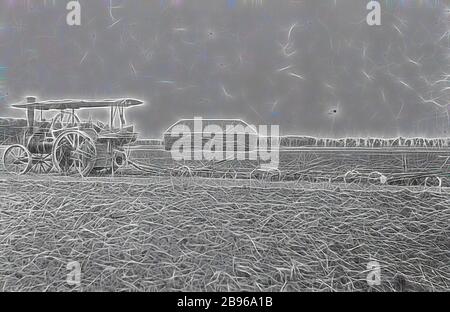 Negativ - Dampfpflügen mit Traktionsmotor zieht drei Pflüge, Werribee, Victoria, 1910, drei Pflüge gezogen von einem Zugmotor. Obwohl als Fowler-Traktionsmotor beschrieben, wird angenommen, dass es sich um einen Aveling- und Porter-Motor handelt. Zwei Männer stehen vor dem Motor, sie tragen Hüte. Hinter dem Motor befindet sich ein großer Heuhaufen. Es gibt viele Bäume und einen Zaun im Hintergrund., von Gibon neu gestaltet, Design von warmen fröhlich glühen von Helligkeit und Lichtstrahlen Ausstrahlung. Klassische Kunst neu erfunden mit einem modernen Twist. Fotografie inspiriert von Futurismus, umarmt Dynamik en Stockfoto