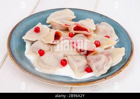 Knödel mit Gebäck, gefüllt mit frischen Beeren. Studio Foto Stockfoto