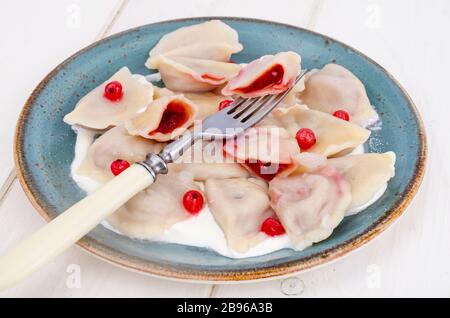 Knödel mit Gebäck, gefüllt mit frischen Beeren. Studio Foto Stockfoto