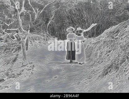 Negativ - zwei Frauen auf dem "Spooks"-Fußweg, Point Lonsdale, Victoria, 1914, zwei Frauen auf dem "Spooks"-Fußweg. Die Frauen tragen Hüte und Kleider, die typisch für die edwardianische Zeit sind, und eine Frau trägt eine Brille., von Gibon neu vorgestellt, Design von warmem, fröhlichem Leuchten von Helligkeit und Lichtstrahlen. Klassische Kunst mit moderner Note neu erfunden. Fotografie, inspiriert vom Futurismus, die dynamische Energie moderner Technologie, Bewegung, Geschwindigkeit und Kultur revolutionieren. Stockfoto