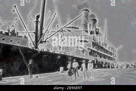 Negativ - Gruppe, die sich auf der Wharf am Outer Harbour mit Passagier Liner, Port Adelaide, South Australia, Dez. 1938 aufstellt, EINE Gruppe von vier Personen, die auf dem Kai am Außenhafen stehen. Ein Passagierliner wird auf dem Kai festgemacht, von Gibon neu vorgestellt, Design von warmem, fröhlichem Leuchten von Helligkeit und Lichtstrahlen. Klassische Kunst mit moderner Note neu erfunden. Fotografie, inspiriert vom Futurismus, die dynamische Energie moderner Technologie, Bewegung, Geschwindigkeit und Kultur revolutionieren. Stockfoto