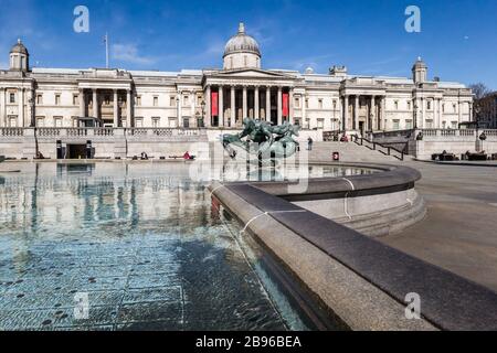 London, England, Großbritannien - 23. März 2020: Desertierter Trafalgar Square, London im Sperrfall während des Corona-Virus-Covid-19-Ausbruchs. Stockfoto