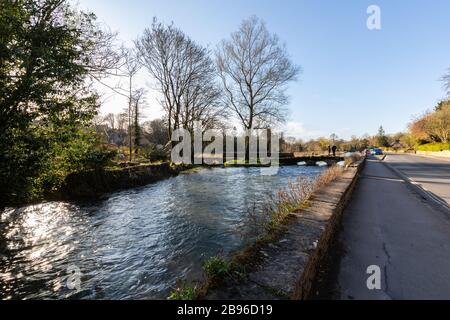 Bilder, die in Bibury in England im Cotswold aufgenommen wurden. Mit ikonischen Bildern von Tourist Hotspots. Beschrieben von William Morris World Famous Designer. Stockfoto