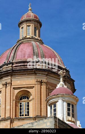 Detail der Sankt-Lorenz-Kirche in Birgu, Malta. Das Wahrzeichen wurde 1696 fertiggestellt und nach der Bombardierung im zweiten Weltkrieg wieder aufgebaut. Stockfoto