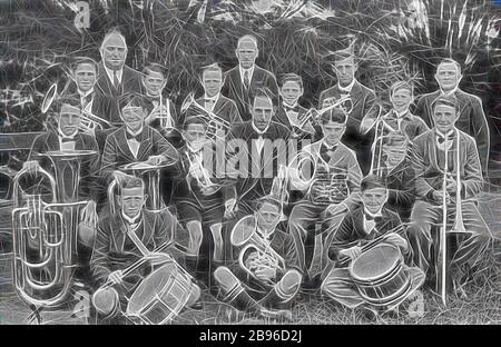 Negativ - Port Melbourne, Victoria, ca. 1934, die Band, die auf dem Raddampfer "Hygeia" spielte. Das Hygeia' verließ Port Melbourne für Mondscheinausflüge rund um Port Phillip Bay., von Gibon neu vorgestellt, Design von warmem, fröhlichem Leuchten von Helligkeit und Lichtstrahlen. Klassische Kunst mit moderner Note neu erfunden. Fotografie, inspiriert vom Futurismus, die dynamische Energie moderner Technologie, Bewegung, Geschwindigkeit und Kultur revolutionieren. Stockfoto