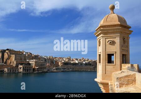 Der historische Wachturm (Vedette) in den Gardjola Gardens in Senglea, Malta, bietet einen Blick über den Grand Harbour zur Hauptstadt Valletta. Stockfoto