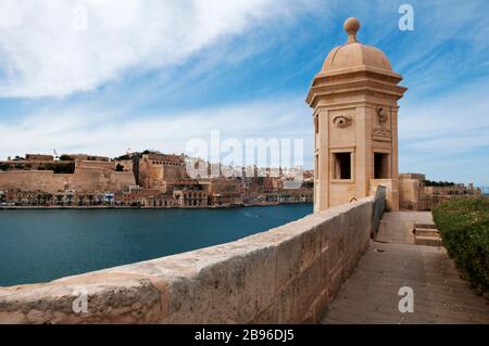 Der historische Wachturm (Vedette) in den Gardjola Gardens in Senglea, Malta, bietet einen Blick über den Grand Harbour zur Hauptstadt Valletta.