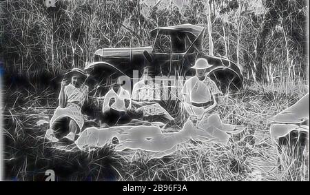 Negativ - Ferntree Gully, Victoria, 1937, drei Frauen und ein Junge bei einem Picknick im Busch. Ein Morris-Wagen mit der Hausse, Modell von 1923, steht im Hintergrund., von Gibon neu vorgestellt, Design von warmem, fröhlichem Leuchten von Helligkeit und Lichtstrahlen. Klassische Kunst mit moderner Note neu erfunden. Fotografie, inspiriert vom Futurismus, die dynamische Energie moderner Technologie, Bewegung, Geschwindigkeit und Kultur revolutionieren. Stockfoto