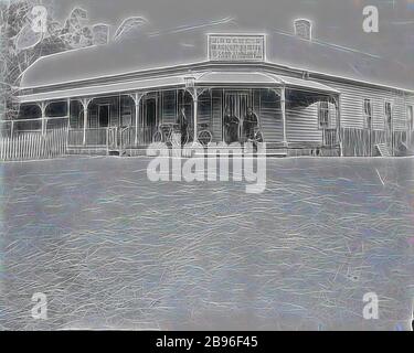 Negativ - Black Spur Hotel, Victoria, ca. 1905, Gruppe von Männern auf der Veranda von J. Roches Black Spur Hotel. Das Hotel wirbt für gutes Ablegen und jede Unterkunft., von Gibon neu vorgestellt, Design von warmem, fröhlichem Glanz von Helligkeit und Lichtstrahlen. Klassische Kunst mit moderner Note neu erfunden. Fotografie, inspiriert vom Futurismus, die dynamische Energie moderner Technologie, Bewegung, Geschwindigkeit und Kultur revolutionieren. Stockfoto