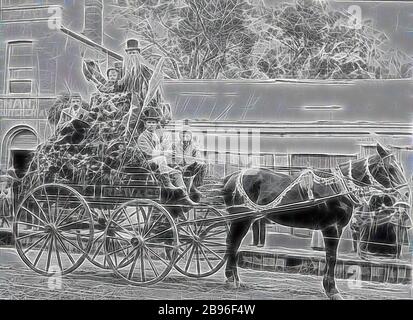 Negativ - Bendigo, Victoria, ca. 1900, EIN Pferd und ein Wagen, das mit Blumen dekoriert wurde. Der Mann oben auf dem Wagen trägt lange falsche Whisker und trägt einen Hammer. Der junge Mann neben dem Fahrer scheint einen Feuerwehrhelm zu tragen, der von Gibon neu erdacht wurde und ein warmes, fröhliches Leuchten von Helligkeit und Lichtstrahlen ausstrahlt. Klassische Kunst mit moderner Note neu erfunden. Fotografie, inspiriert vom Futurismus, die dynamische Energie moderner Technologie, Bewegung, Geschwindigkeit und Kultur revolutionieren. Stockfoto