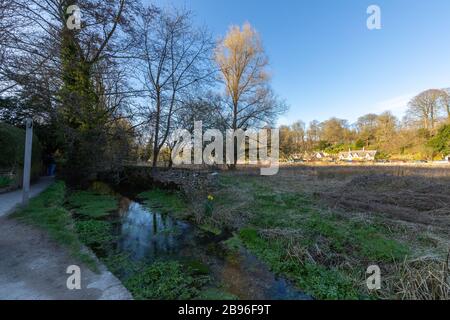 Bilder, die in Bibury in England im Cotswold aufgenommen wurden. Mit ikonischen Bildern von Tourist Hotspots. Beschrieben von William Morris World Famous Designer. Stockfoto