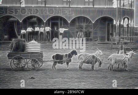 Negativ - Ziegenzug, Isisford, Queensland, 1906, EIN Team von vier Ziegen hitched zu einem kleinen Wagen, der mit Wasserbehältern beladen war. Ein kleiner Junge, der eine Schürze trägt, führt das Team an. Eine Gruppe von Männern blickt auf die Veranda des Isisford Hotels auf der anderen Straßenseite., von Gibon neu vorgestellt, Design von warmem, fröhlichem Leuchten von Helligkeit und Lichtstrahlen. Klassische Kunst mit moderner Note neu erfunden. Fotografie, inspiriert vom Futurismus, die dynamische Energie moderner Technologie, Bewegung, Geschwindigkeit und Kultur revolutionieren. Stockfoto