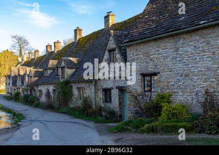 Bilder, die in Bibury in England im Cotswold aufgenommen wurden. Mit ikonischen Bildern von Tourist Hotspots. Beschrieben von William Morris World Famous Designer. Stockfoto