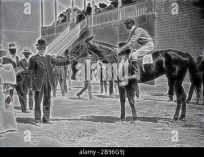 Negativ - Wentworth, New South Wales, 1912, EIN Rennpferd mit Jockey und Besitzer. Im Hintergrund befindet sich eine Tribüne, die von Gibon neu vorgestellt wurde und ein warmes, fröhliches Licht von Helligkeit und Lichtstrahlen ausstrahlt. Klassische Kunst mit moderner Note neu erfunden. Fotografie, inspiriert vom Futurismus, die dynamische Energie moderner Technologie, Bewegung, Geschwindigkeit und Kultur revolutionieren. Stockfoto