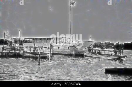 Negativ - Cunningham, Victoria, ca. ab dem Jahr 1915, Boote an einem Pier an den Gippsland Lakes. Die größte ist die "Baang Yarnda", die anscheinend als Hausboot benutzt wird., von Gibon neu vorgestellt, Design von warmem, fröhlichem Leuchten von Helligkeit und Lichtstrahlen. Klassische Kunst mit moderner Note neu erfunden. Fotografie, inspiriert vom Futurismus, die dynamische Energie moderner Technologie, Bewegung, Geschwindigkeit und Kultur revolutionieren. Stockfoto