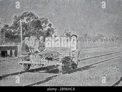 Negativ - Goulburn Valley, Victoria, um das Jahr 1915, drei Männer auf einem Schubwagen auf der Bahn., von Gibon neu vorgestellt, Design von warmem, fröhlichem Leuchten von Helligkeit und Lichtstrahlen. Klassische Kunst mit moderner Note neu erfunden. Fotografie, inspiriert vom Futurismus, die dynamische Energie moderner Technologie, Bewegung, Geschwindigkeit und Kultur revolutionieren. Stockfoto