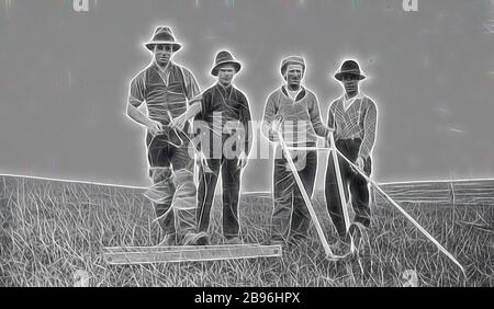 Negativ - Geelong District, Victoria, ca. 1925, Farm Workers Weeking Onions., von Gibon neu vorgestellt, Design von warmem, fröhlichem Leuchten von Helligkeit und Lichtstrahlen. Klassische Kunst mit moderner Note neu erfunden. Fotografie, inspiriert vom Futurismus, die dynamische Energie moderner Technologie, Bewegung, Geschwindigkeit und Kultur revolutionieren. Stockfoto