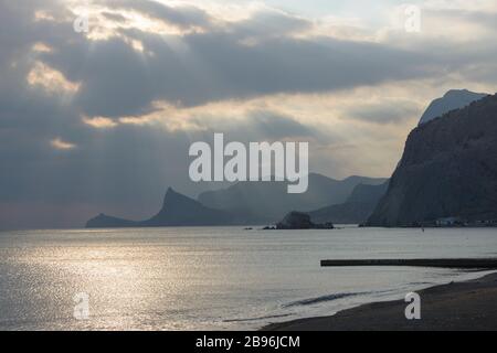 Malerische Aussicht auf dramatische Wolken über der Küste von Sudak in Richtung Sokol-Berg und Berge rund um Novy Svet (neue Welt) Lage, Krim, Russland. Stockfoto