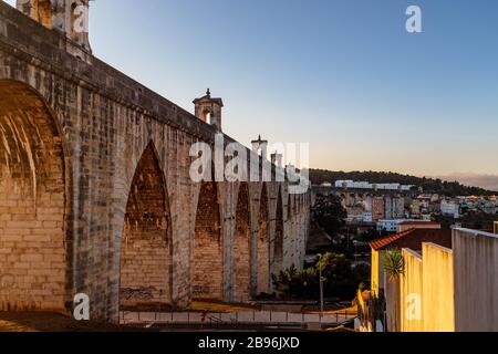 Águas Livres Aqueduct in Lissabon bei Sonnenuntergang. Stockfoto