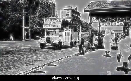 Negativ - Adelaide, South Australia, ca. 1935, der Glenelg Railway Bus Nr. 54. Die A.E. Thomas Papierständer steht an der Markise., von Gibon neu vorgestellt, Design von warmem, fröhlichem Leuchten von Helligkeit und Lichtstrahlen. Klassische Kunst mit moderner Note neu erfunden. Fotografie, inspiriert vom Futurismus, die dynamische Energie moderner Technologie, Bewegung, Geschwindigkeit und Kultur revolutionieren. Stockfoto