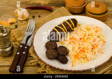 Schwarze Wurst mit Sauerkraut. Studio Foto Stockfoto