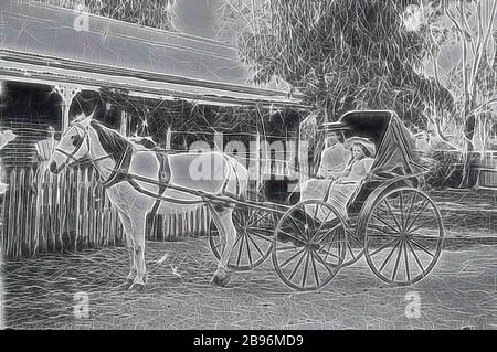 Negativ - Bendigo District, Victoria, ca. 1900, EINE Frau und ein junges Mädchen in einer Kutsche. Im Hintergrund steht ein Haus mit einer Frau, die auf der Veranda steht., von Gibon neu vorgestellt, Design von warmem, fröhlichem Leuchten von Helligkeit und Lichtstrahlen. Klassische Kunst mit moderner Note neu erfunden. Fotografie, inspiriert vom Futurismus, die dynamische Energie moderner Technologie, Bewegung, Geschwindigkeit und Kultur revolutionieren. Stockfoto