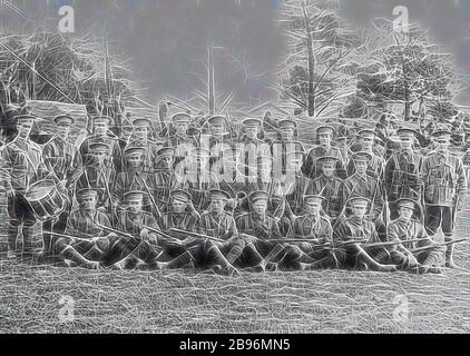 Negativ - Soliders in Band, Melbourne, Victoria, 1914, EINE Gruppe von Soldaten. Die Beamten sitzen in der mittleren Reihe und links steht ein Schlagzeuger. Im Hintergrund gibt es eine Reihe von zivilen Zuschauern, die von Gibon neu vorgestellt wurden, ein warmes, fröhliches Leuchten von Helligkeit und Lichtstrahlen. Klassische Kunst mit moderner Note neu erfunden. Fotografie, inspiriert vom Futurismus, die dynamische Energie moderner Technologie, Bewegung, Geschwindigkeit und Kultur revolutionieren. Stockfoto